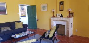 Część wypoczynkowa w obiekcie Jolie maison de ville La Petite Magnanerie