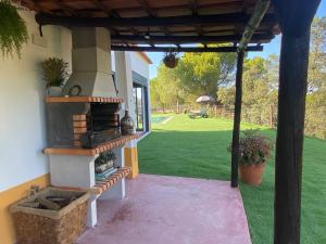 蒙塔爾吉爾的住宿－Monte da Marouca-Mont’Argil，庭院内带户外烤箱的户外庭院