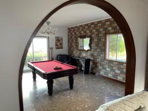 um quarto com uma mesa de bilhar no meio em Quinta do Avô Dimas - Rural Home - São Brás em Porto Formoso