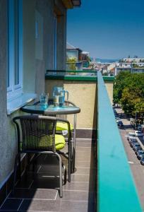 taras ze stołem i krzesłami na balkonie w obiekcie AM-Residence No. 19 w Wiedniu
