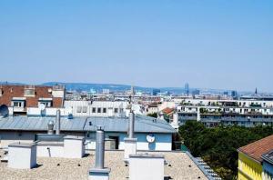 widok na miasto z dachu budynku w obiekcie AM-Residence No. 19 w Wiedniu +1 zdjęcie