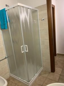 a shower stall in a bathroom with a toilet at Camera graziosa in Albinia