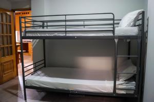 מיטה או מיטות קומותיים בחדר ב-Helton´s Residence