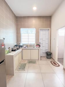 uma cozinha com um lavatório e um balcão em Golden Sweet Home @ Golden Hills (Night Market, 夜市) em Tanah Rata