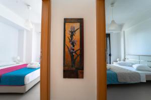 フォルカにあるAetofolia Villaのベッドルーム1室(ベッド2台、鏡付)