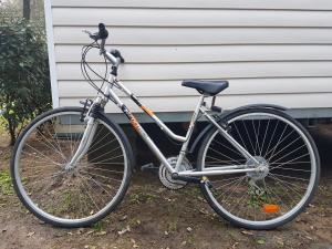 un vélo garé devant une maison dans l'établissement Agréable Mobilhome 6 - 8 places, à Saint-Brévin-les-Pins