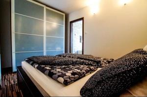 sypialnia z 2 łóżkami z poduszkami w obiekcie AM-Residence No. 19 w Wiedniu