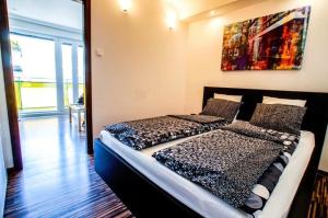 sypialnia z dwoma łóżkami i obrazem na ścianie w obiekcie AM-Residence No. 19 w Wiedniu