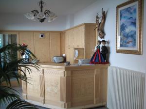 コメーリコ・スペリオーレにあるHOTEL DOLOMITI di De Martin D Oscarのキッチン(木製キャビネット、カウンタートップ付)