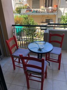una mesa y sillas sentadas en un balcón en TasoulaSHome, en Komotiní