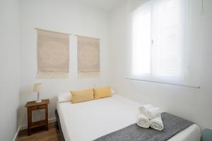 Postel nebo postele na pokoji v ubytování Quiet and cosy flat in N. Salamanca
