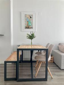 a table with a plant on it in a living room at Apartamento centro con parking privado in Zaragoza