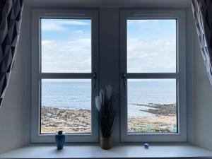 una ventana con vistas al océano en Harbour Street en Portmahomack