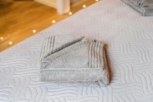 a towel is sitting on top of a mattress at Lütt Haven in Barth