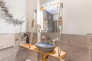W łazience znajduje się umywalka i lustro. w obiekcie Lütt Haven w mieście Barth