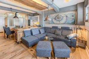 巴特Lütt Haven的客厅里有一张沙发和一张桌子。