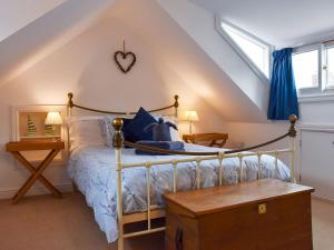 ein Schlafzimmer mit einem Bett im Dachgeschoss in der Unterkunft Sunnydene in Staithes