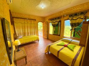 - une chambre avec 2 lits et une fenêtre dans l'établissement El Mirador de Tansu, à Lanquín