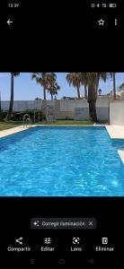 カルボネラスにあるVENTANA AL MARの青い大型スイミングプールの写真