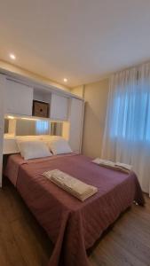 een slaapkamer met een bed met twee handdoeken erop bij Casinha da Belavista in Arcos de Valdevez