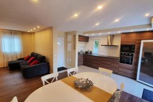 een woonkamer met een tafel en een bank bij Casinha da Belavista in Arcos de Valdevez