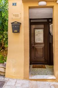 Brązowe drzwi na budynku z skrzynką pocztową w obiekcie Rikki Apartment w Korfu