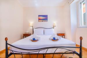sypialnia z łóżkiem z dwoma koszami w obiekcie Rikki Apartment w Korfu