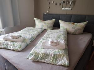 ein Bett mit zwei Betten mit Handtüchern drauf in der Unterkunft FERIENWOHNUNG FORSTPANORAMA in Sankt Englmar