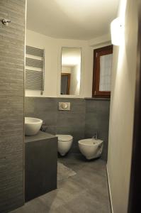 bagno con 2 lavandini e 2 servizi igienici di Appartamento Benincampi a Roma