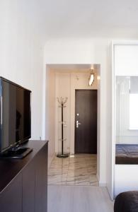 sala de estar con TV de pantalla plana en una barra en Nice & Cheap Apartment and FREE parking, en Riga