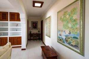 una sala de estar con sofá y una pintura en la pared en Timanfaya Villa, en Tahiche