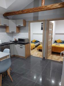 a kitchen with two beds in a room at Pokoje u Eli in Szczawnica