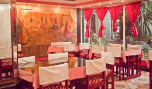 Un restaurant sau alt loc unde se poate mânca la Goroomgo Shambhu Mall Road Darjeeling