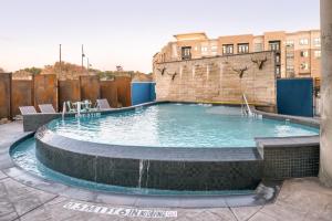 Bazén v ubytování Hotel Indigo Frisco by IHG nebo v jeho okolí