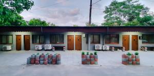 un edificio con alcune piante di fronte di Mavie Apartment Boutique a Bucarest