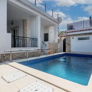 une villa avec une piscine en face d'une maison dans l'établissement Holiday House IVA, à Slatine