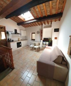 ein Wohnzimmer mit einem Sofa und einer Küche in der Unterkunft Casa Lavinia in Casperia