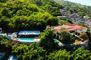 an aerial view of a house with a swimming pool at Habitation Des Lauriers in Cap-Haïtien