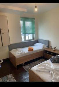 um quarto com 2 camas e uma janela em Osteria Mediterranean em Freirachdorf