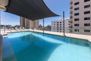 a large swimming pool on top of a building at City Quays Accommodation in Cairns