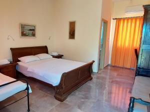 um quarto com uma cama grande e uma janela em La Medusa Gardens em Iskele