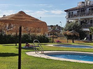 Bazén v ubytování Apartamento completo con piscina comunitaria y patio exterior nebo v jeho okolí