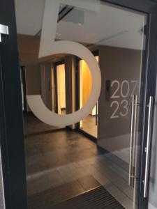 Fotografia z galérie ubytovania Uroczy apartament z miejscem na auto w garażu vo Varšave