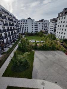 Fotografia z galérie ubytovania Uroczy apartament z miejscem na auto w garażu vo Varšave