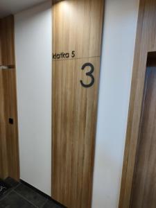 Fotografia z galérie ubytovania Uroczy apartament z miejscem na auto w garażu vo Varšave