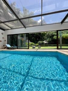 uma grande piscina numa casa com janelas em The Haven - Hotel & Spa, Health and Wellness Accommodation - Adults Only em Boquete
