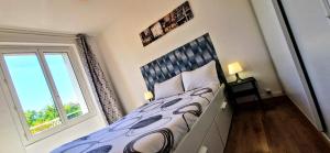 - une chambre avec un lit et une grande fenêtre dans l'établissement Superbe appartement proche de toutes commodités., à Clermont-Ferrand
