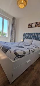 - une chambre blanche avec un grand lit dans l'établissement Superbe appartement proche de toutes commodités., à Clermont-Ferrand