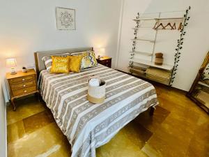 Corazón De Córdoba, la mejor ubicación في قرطبة: غرفة نوم بها سرير مع سلة عليه