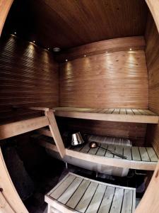 uma vista interior para uma sauna com paredes de madeira em Levin Kolmio C2 em Levi